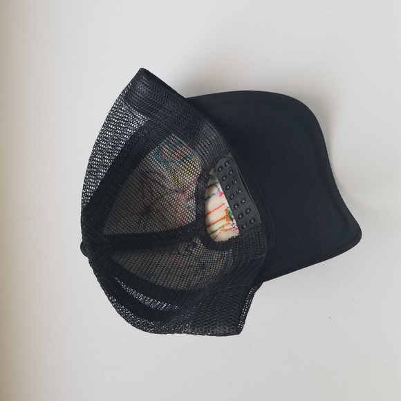 Embroidered hat - Picture 6 of 7